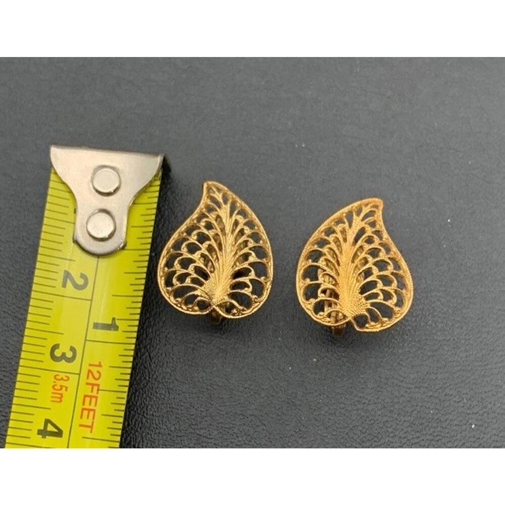Vintage Gold Tone Filigree Leaf Clip On Earrings - Picture 3 of 4